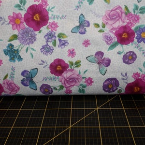 Telas Windham. En flor. Mariposas y flores blancas