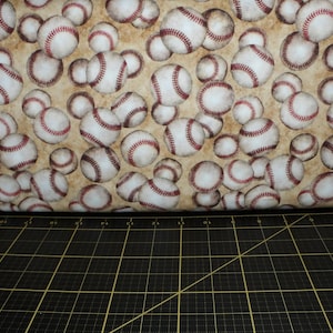 QT-stoffen. Basis geladen. Tossed Baseballs Tan - vintage honkbalstof