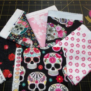 Paquete de 6 piezas de calaveras de azúcar de cuartos de grasa de Skulls & Roses: tela de calaveras de azúcar del Día de los Muertos