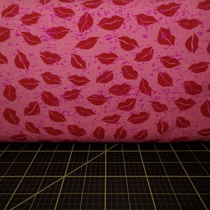 Stof Denmark. Red Lips Pink KNIT 58/60 inch