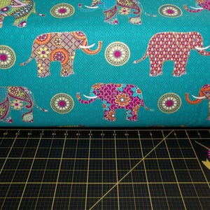 Puede incluir: Una taza de cer&aacute;mica blanca con un asa negra y el texto "But First, Coffee" en negro, con una fuente de estilo manuscrito. La taza est&aacute; sobre una superficie blanca.