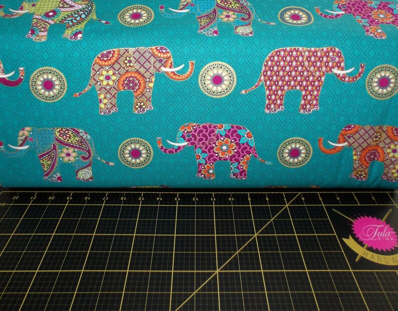 Puede incluir: Una taza de cer&aacute;mica blanca con un asa negra y el texto "But First, Coffee" en negro, con una fuente de estilo manuscrito. La taza est&aacute; sobre una superficie blanca.