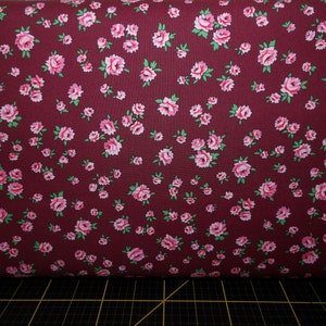 Windham-stoffen. Ruikertje. Kleine rozen bordeaux