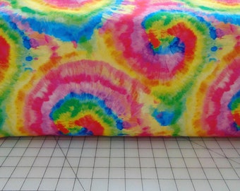 Puede incluir: Una tela de tie-dye colorida con un patrón de remolino en tonos de rosa, azul, verde, amarillo y naranja.