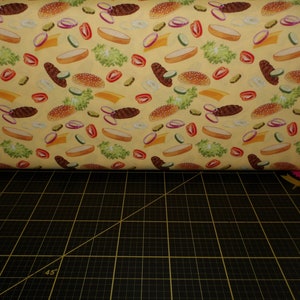 QT Fabrics. Barbacoa en el patio trasero. Hamburguesas y complementos amarillos