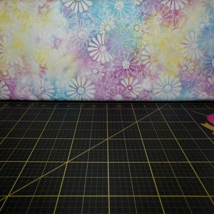Banyan Batiks. Sugar Crystals Daisies BATIK