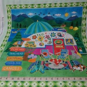 以下が含まれることがあります： 花柄のヴィンテージキャンピングカーのカラフルなイラスト。キャンピングカーは、背景に山々のある緑の芝生エリアに駐車されています。キャンピングカーの前には、2つの椅子、テーブル、そして敷物が置かれています。キャンピングカーのドアには「COME IN」の文字があります。