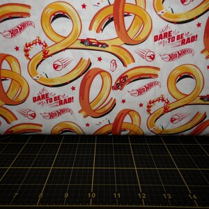 Riley Blake. Hot Wheels. Spuren Weiß