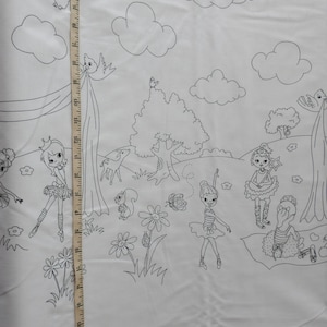 Op de afbeelding: Zwart-witte lijntekening van een fantasierijke scène met ballerina's, een hert, een eekhoorn, een vlinder, een vogel en bomen. De scène is op een witte achtergrond.