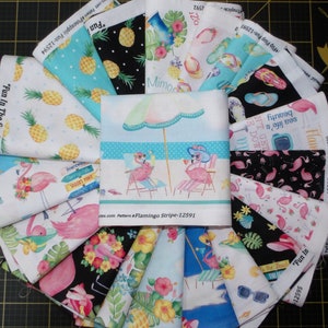 Könnte beinhalten: Eine Sammlung von 18 Stoffquadraten mit tropischem Thema mit Flamingos, Ananas, Palmen und Flip-Flops. Die Stoffquadrate sind im Kreis angeordnet, in der Mitte steht der Text "Flamingo Stripe-12591".