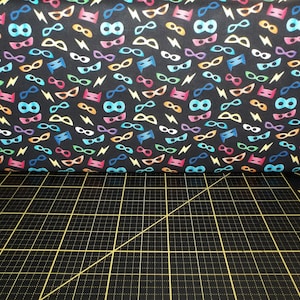 Kanvas. Mi héroe. Máscaras de héroe negro