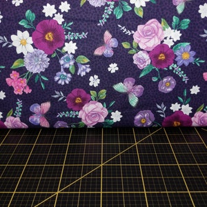 Telas Windham. En flor. Mariposas y Flores Berenjena