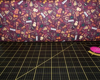 QTファブリック。タイニーチューンズ。楽器用トス マルーン - 楽器用生地