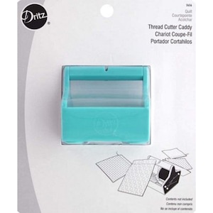 Puede incluir: Un contenedor de plástico turquesa para cortar hilos con el logotipo de la marca Dritz. El contenedor está diseñado para guardar cortadores de hilo y tiene una ventana de plástico transparente para ver el contenido. El texto en el empaque dice "Thread Cutter Caddy, Chariot Coupe-Fil, Portador Cortahilos".