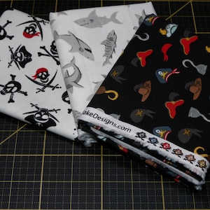 Conjunto de 3 piezas Pirate Tales Fat Quarter de Riley Blake. Conjunto de 3 piezas Pirate Tales Fat Quarter de Riley Blake. 100 % algodón.
