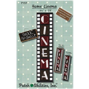 Könnte beinhalten: Ein Wollprojekt-Muster für ein Heimkino-Schild. Das Muster zeigt einen Filmstreifen mit dem Wort "CINEMA" in roten und weißen Buchstaben. Das Muster ist 16,5 cm x 71 cm groß.