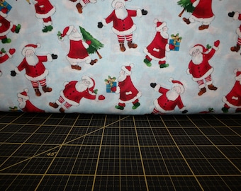 Puede incluir: Tela azul claro con un patrón repetitivo de figuras de Santa Claus con abrigos rojos, ribetes de piel blanca y leggings a rayas. Algunos Santa Claus llevan árboles de Navidad verdes o cajas de regalo azules con lazos amarillos sobre nubes.