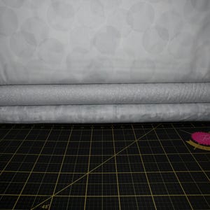 Kit de edredón de 3 yardas de tríos tonales en gris claro: 1 yarda de cada uno de los tres mezcladores grises