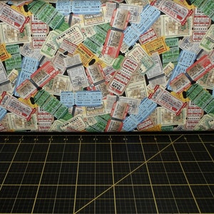 Blank Quilten. Auf dem richtigen Weg. Train Tickets Cream - realistischer Eisenbahnstoff