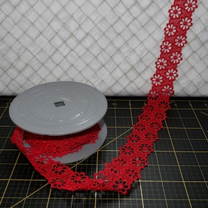 Pizzo a treccia floreale, 40 mm - Rosso - Pizzo francese Galon tagliato a misura
