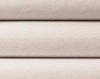 Tejido Camelot Fabrics. Tejido de punto de rizo para bebé en color crema de 58/60 pulgadas de ancho