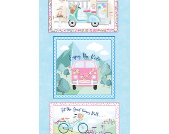 Puede incluir: Tres ilustraciones coloridas sobre un fondo azul. La ilustración superior muestra un scooter azul con flores frente a una panadería. La ilustración del medio muestra una camioneta rosa con flores frente a una montaña. La ilustración inferior muestra dos bicicletas con flores frente a una colina verde. El texto en las ilustraciones dice "Always take the Scenic Route", "Enjoy the Ride", y "Let the Good times Roll..."