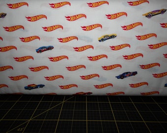 Riley Blake. Ruedas calientes. Logotipo Blanco