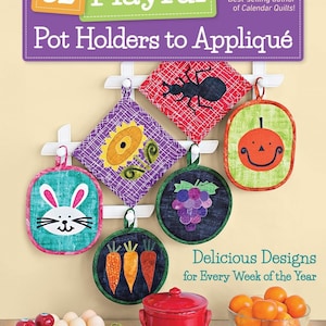 Puede incluir: Un libro titulado "52 Playful Pot Holders to Appliqué" de Kim Schaefer, autora de bestsellers de Calendar Quilts! La portada del libro presenta una muestra colorida de 52 agarraderas para ollas con varios diseños, que incluyen un girasol, una calabaza, un racimo de uvas, un conejito y zanahorias. La portada del libro también incluye el texto "Delicious Designs for Every Week of the Year".