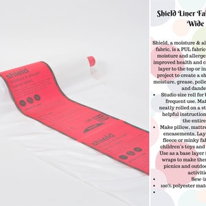 Puede incluir: Un rollo de tela blanca etiquetado como "shield Moisture & allergen barrier fabric" con una etiqueta roja que dice "shield" y una descripción de los usos de la tela. El texto de la etiqueta dice: "Shield, una tela barrera contra la humedad y los alérgenos, es una tela PUL que crea una barrera contra la humedad y los alérgenos para mejorar la salud y la comodidad. Cosa una capa en la parte superior o en el interior de tu proyecto para crear un escudo contra la humedad, la grasa, el polen, los ácaros del polvo y la caspa. Rollo de tamaño estudio para proyectos grandes o uso frecuente. El material viene cuidadosamente enrollado en un tubo resistente con instrucciones útiles enrolladas en todo el rollo. Haz almohadas, colchones o fundas de cojín. Pon capas de tela suave de vellón o minky en el interior para hacer juguetes para niños y cubiertas de pañales. Úsalo como capa base para mantas o envolturas para hacerlas adecuadas para picnics y deportes al aire libre y actividades. Coser 100 % material de poliéster con película"