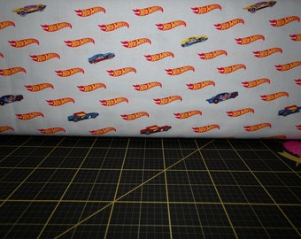 Riley Blake. Ruedas calientes. Logotipo gris