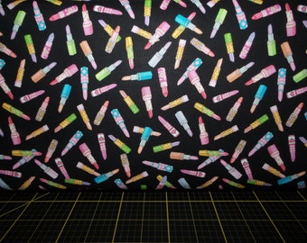 QT Fabrics. All Dolled Up. Lipstick Toss Black - Tessuto per estetiste e cosmetologi