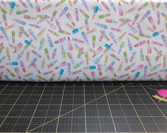 QT Fabrics. All Dolled Up. Lipstick Toss Ecru - Tessuto per estetiste e cosmetologi