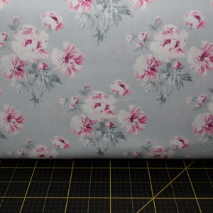 Telas Camelot. Colección Grace. Peonías gris claro