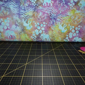 Textiles Batik. Safari Rain 5626 - Tela batik con elefantes morados