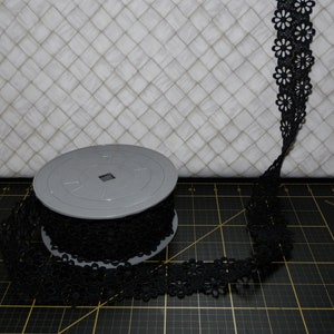 Pizzo a treccia floreale, 40 mm - Nero - Pizzo francese Galon tagliato a misura