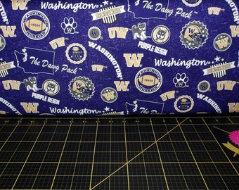 Op de afbeelding: Paarse en gouden stof met een herhalend patroon van het logo van de University of Washington Huskies, inclusief de woorden "Washington", "Huskies", "The Dawg Pack" en "Purple Reign".