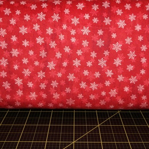 Northcott. Warmin&#39; Up Winter. Snowflakes Red Flannel