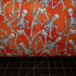 Kanvas. Halloween Spirit. Skeleton Crew Orange Glow in the Dark