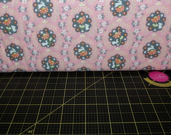 Telas mezcladas. Nacido salvaje. Parche de conejito rosa.