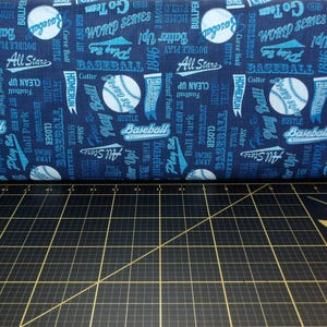 QT-stoffen. Basis geladen. Baseball Text Navy - vintage honkbalstof
