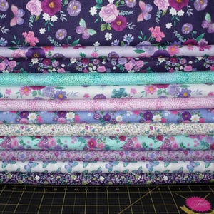 Paquete de cuartos de tela In Bloom Fat Quarter: 12 piezas Windham Fabrics con estampado floral y mariposas en morado, aguamarina y rosa, 100 % algodón