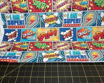 Puede incluir: Una tela blanca con un patrón repetido de burbujas de cómic coloridas. Las burbujas contienen palabras como "POW!" "BAM!" "BOOM!" "ZAP!" "SPLAT!" "WHAM!" "BRAVE" "OMG...HELP" y "I AM SUPER!"