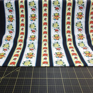 Trésors de courtepointe. Ed Hardy. L'amour est vrai. Rayures noires de coeurs et de roses - Tissu tatouage