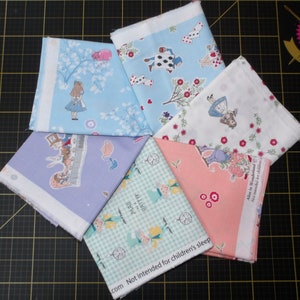 Alice in Wonderland Fat Quarter-bundel - 6-delige Camelot Fabrics and Craft Cotton Co. Alice in Wonderland FQ-bundel - 100% geweven katoen