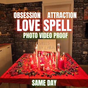 Może przedstawiać: Czerwony obrus jest ozdobiony licznymi świecami o różnych rozmiarach i kolorach. Słowa "OBSESSION LOVE SPELL ATTRACTION" są wyświetlane białymi literami. Widoczny jest również tekst "PHOTO VIDEO PROOF". Znak głosi "SPELLS BY LARA".