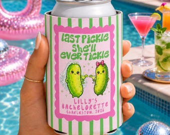 Enfriador de latas de pepinillo para despedida de soltera, personalizado con el mensaje "El último pepinillo que ella hará cosquillas", ideal para fiestas de despedida de soltera, tamaño regular o delgado.
