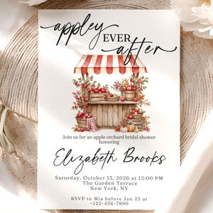 Puede incluir: Una tarjeta de invitaci&oacute;n rectangular blanca con el texto "appley EVER after" en letra cursiva negra sobre una ilustraci&oacute;n en acuarela de un puesto de manzanas a rayas rojas y blancas. La tarjeta incluye los detalles de una despedida de soltera.