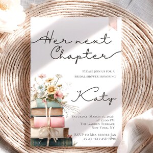 Puede incluir: Una invitaci&oacute;n a una despedida de soltera con el texto "Her next Chapter" y "Katy" en escritura elegante. La invitaci&oacute;n presenta una pila de libros atados con una cinta y adornados con flores. La invitaci&oacute;n est&aacute; sobre un mantel individual tejido con detalles florales.