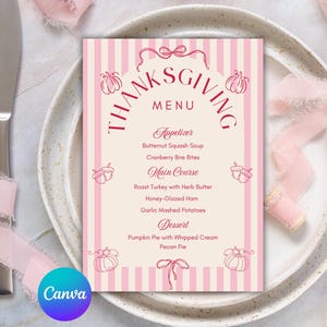 Pu&ograve; includere: Biglietto del menu del Ringraziamento con sfondo a righe rosa e bianche. Il menu comprende antipasti, piatti principali e dessert. La carta &egrave; su un piatto bianco con posate e nastri rosa. Il logo Canva &egrave; in basso a sinistra.