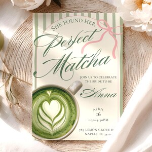 Puede incluir: Una tarjeta de invitación rectangular con fondo de rayas verdes y blancas, una ilustración de cinta rosa y una taza de matcha latte con arte de espuma en forma de corazón. El texto dice: She Found Her Perfect Matcha, Join Us To Celebrate The Bride To Be, Anna, April 16, 1:30-4:30PM, 769 Lemon Grove D, Naples, FL 3410.